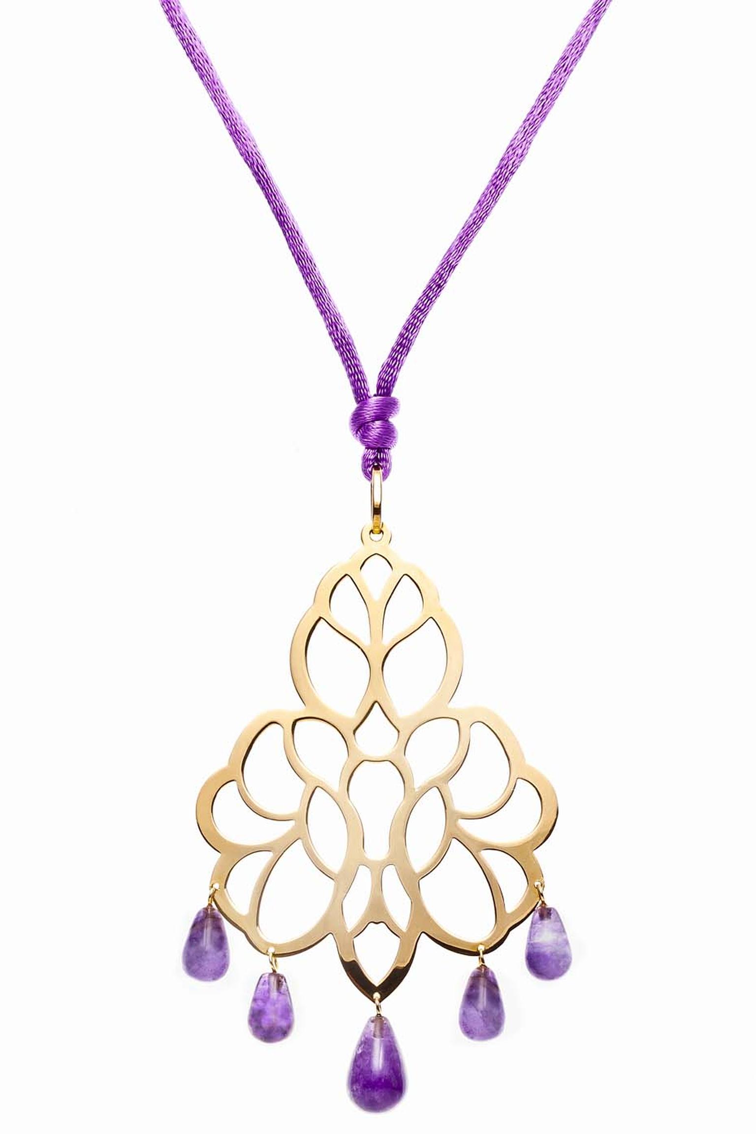 Elena C Celosías collection yellow gold pendant with gold-plated silver and five amethysts (165€).