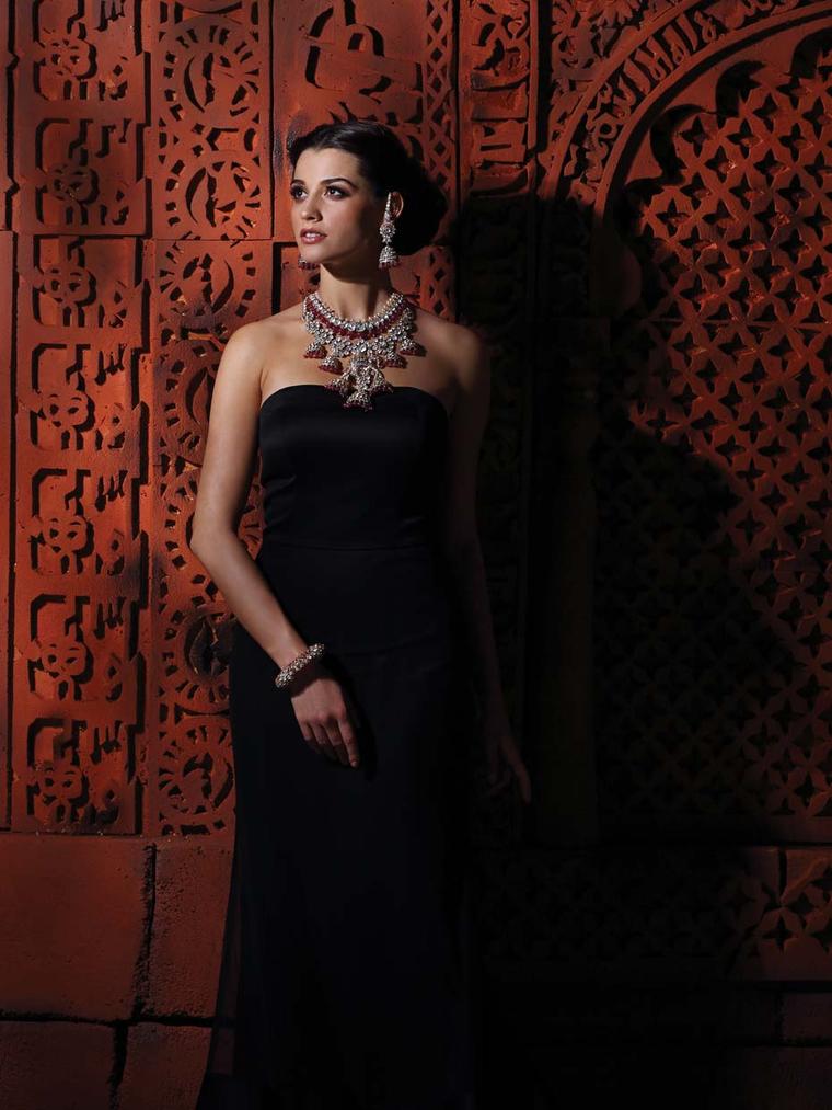 A model showcasing Birdhichand Ghanshyamdas Aks collection necklace, earrings and bangle.