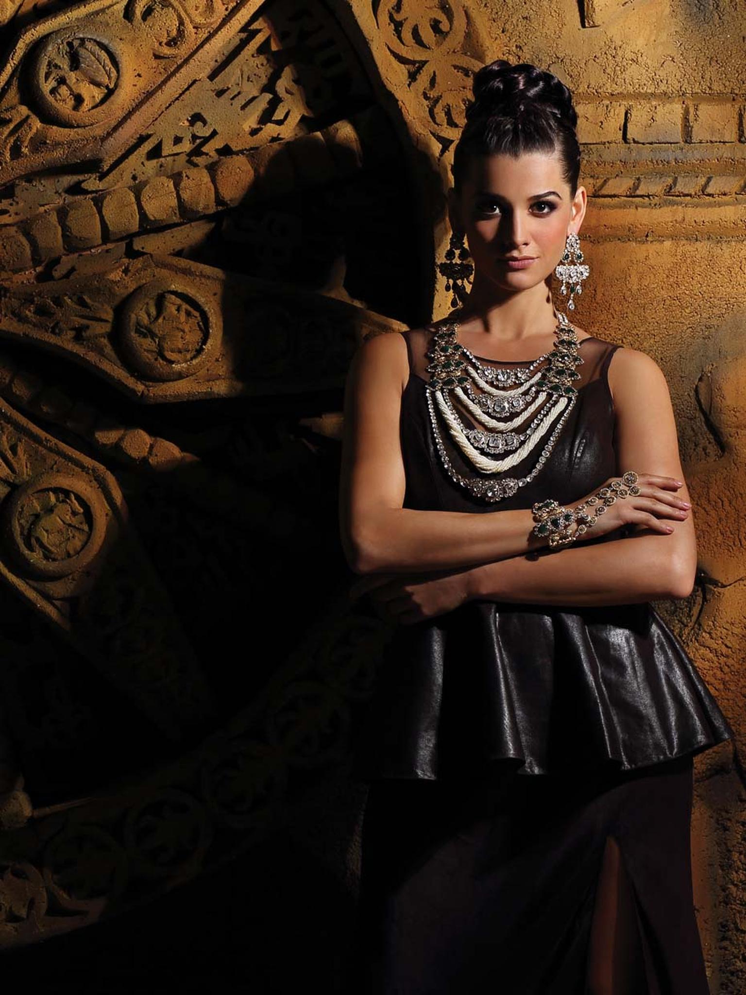 A model showcasing Birdhichand Ghanshyamdas Aks collection necklace, earrings and hathphool.