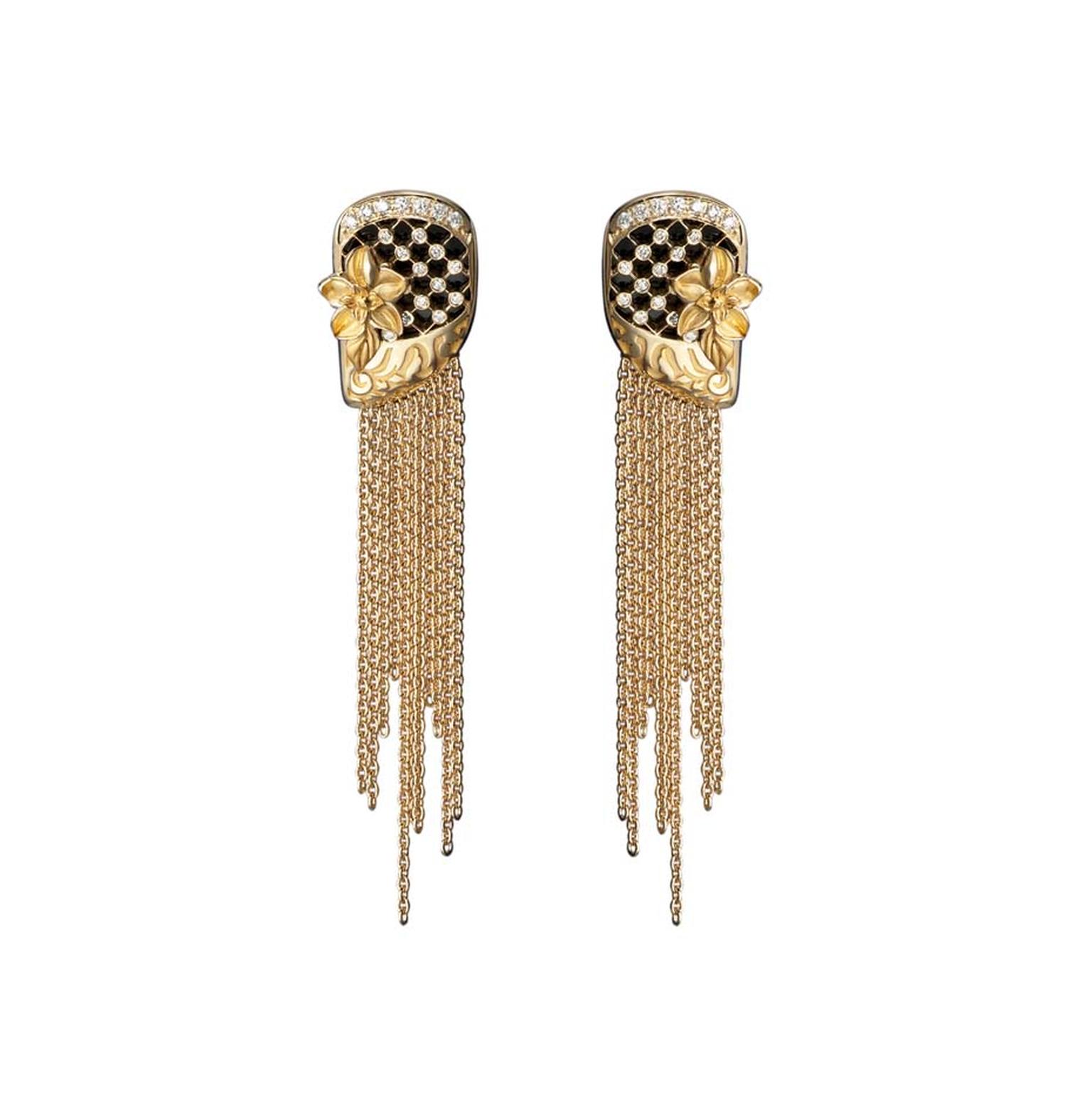 Carrera y Carrera Sierpes medium earrings in yellow gold with diamonds.