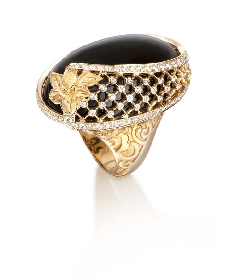 Carrera y Carrera Sierpes maxi ring in yellow gold, onyx and diamonds.