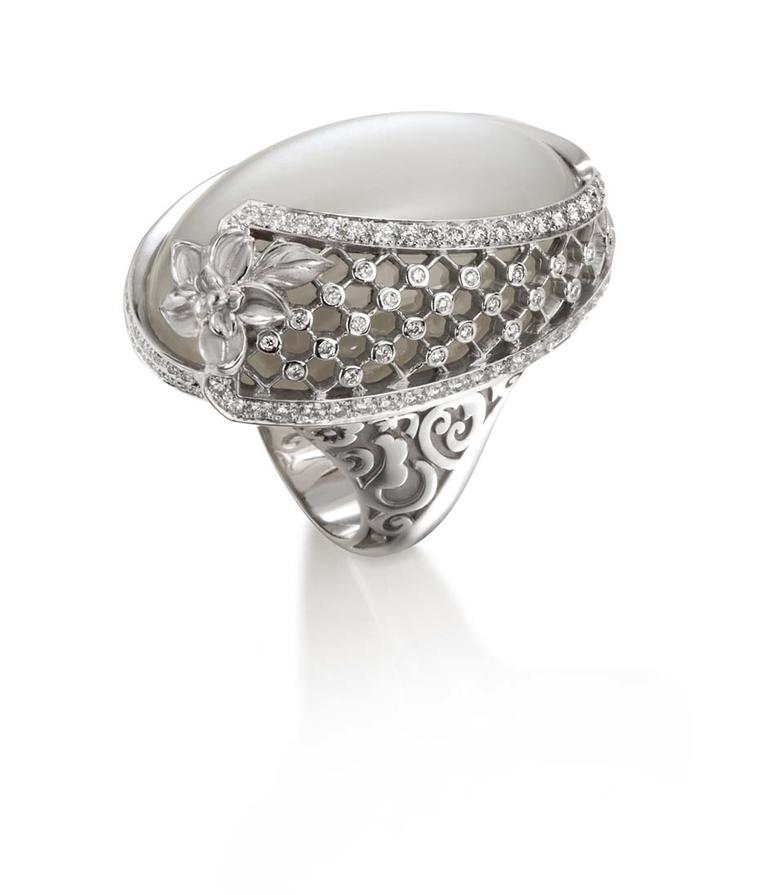 Carrera y Carrera Sierpes maxi ring in white gold, moonstone and diamonds.