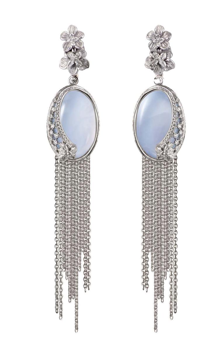 Carrera y Carrera Sierpes maxi earrings in white gold, chalcedony and diamonds.