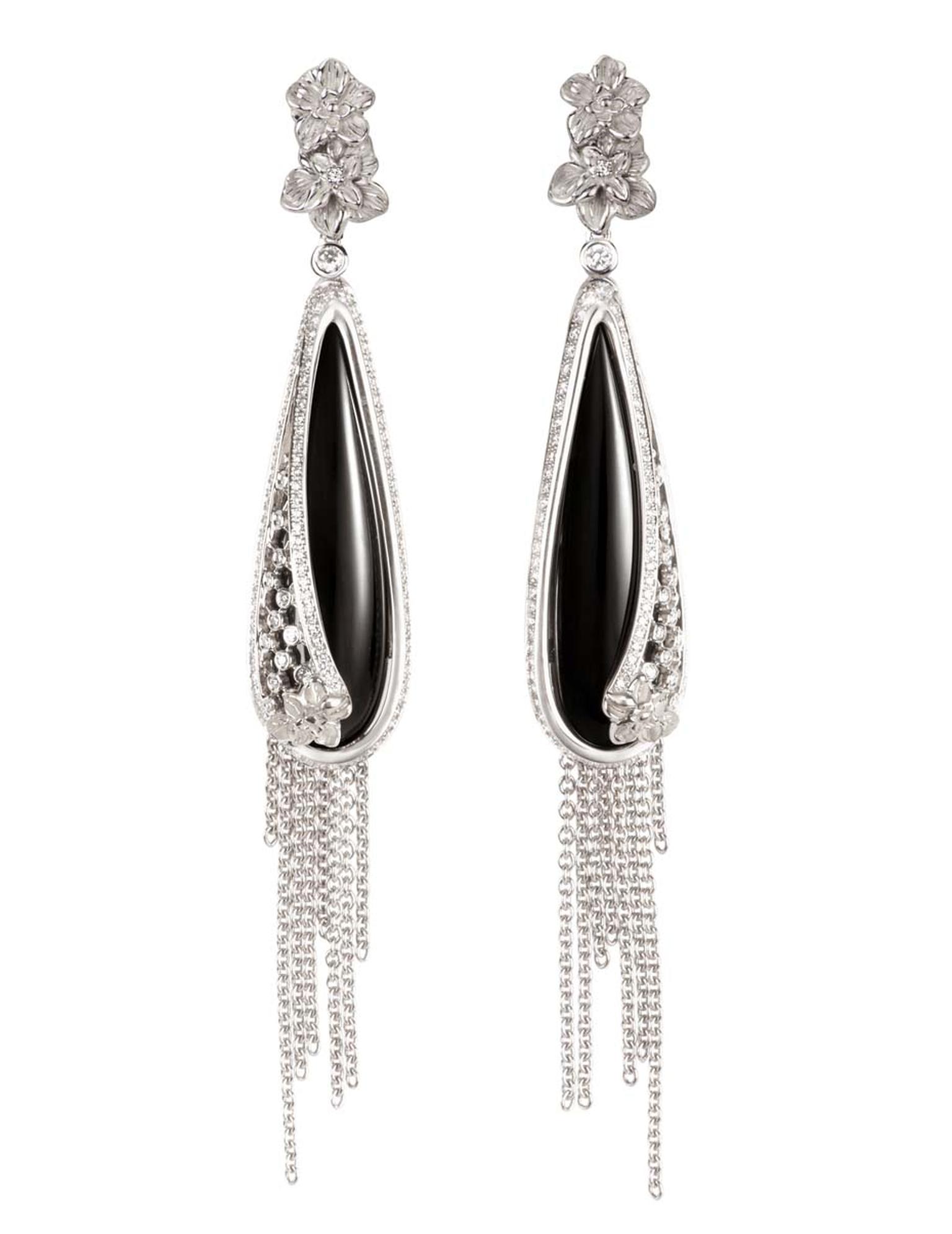 Carrera y Carrera Sierpes medium earrings in white gold, onyx and diamonds.