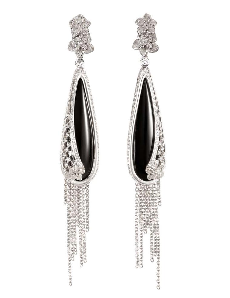 Carrera y Carrera Sierpes medium earrings in white gold, onyx and diamonds.