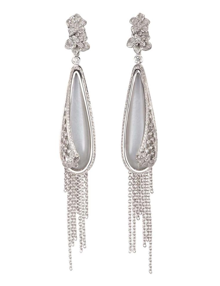 Carrera y Carrera Sierpes medium earrings in white gold, moonstone and diamonds.