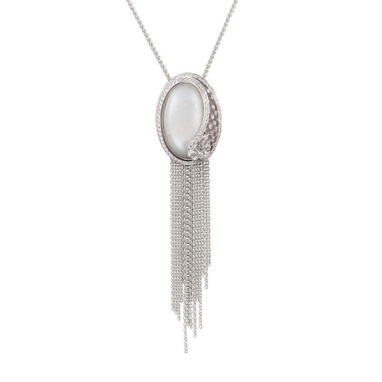 Carrera y Carrera Sierpes necklace in white gold, moonstone and diamonds.