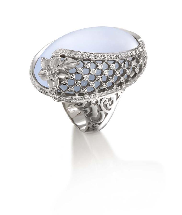 Carrera y Carrera Sierpes maxi ring in white gold, chalcedony and diamonds.