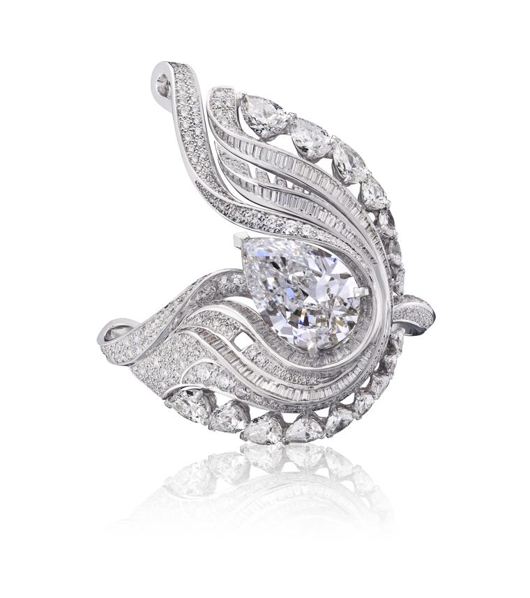 De Beers 1888 Creative Solitaires Imaginary Nature Embrace ring, set with a central 8.88ct pear-cut diamond.