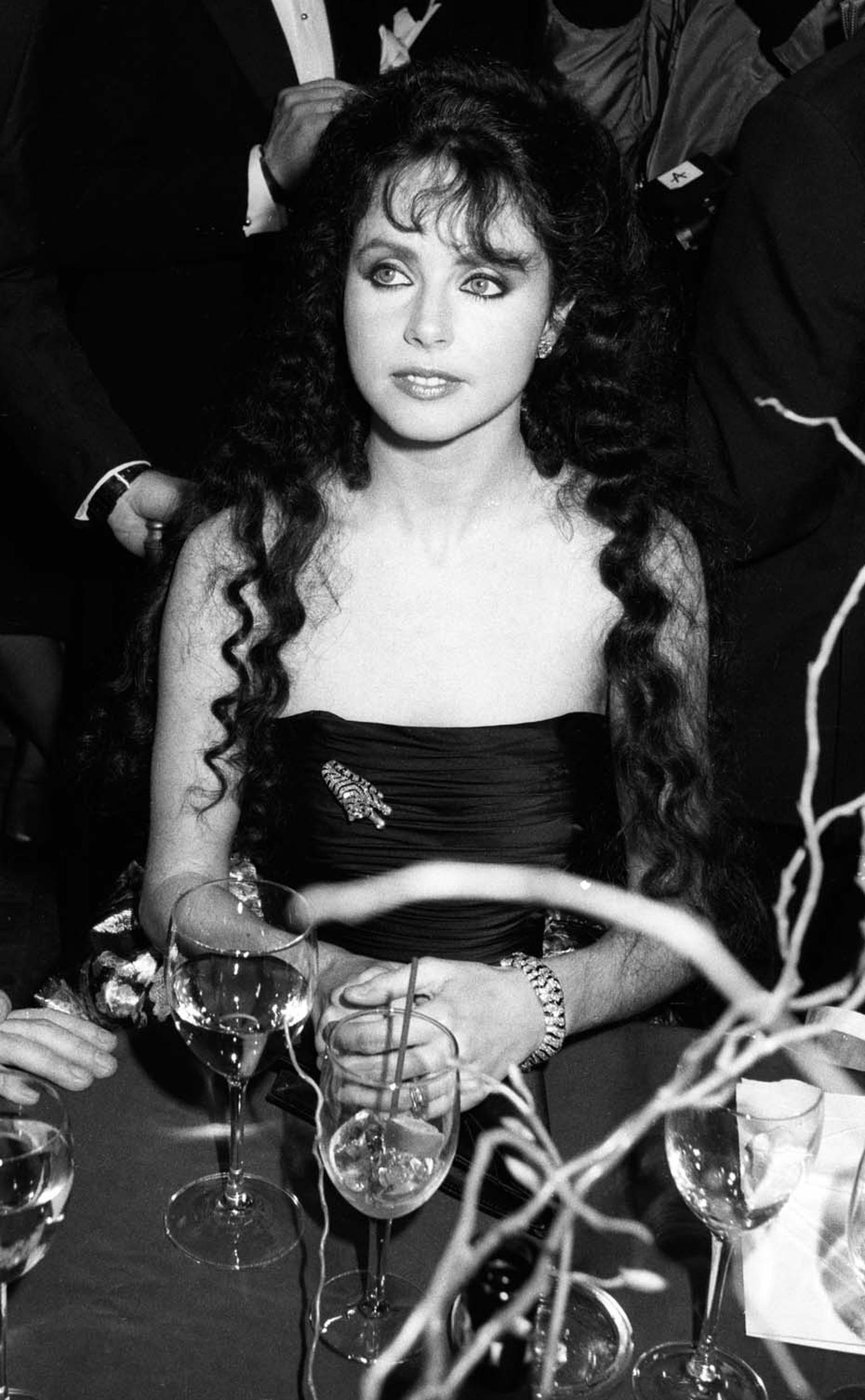 Sarah Brightman wearing the Cartier Tiger brooch at The Phantom of the Opera opening party in New York's Beacon Theatre in 1988. ©Getty Images/Wire Image.