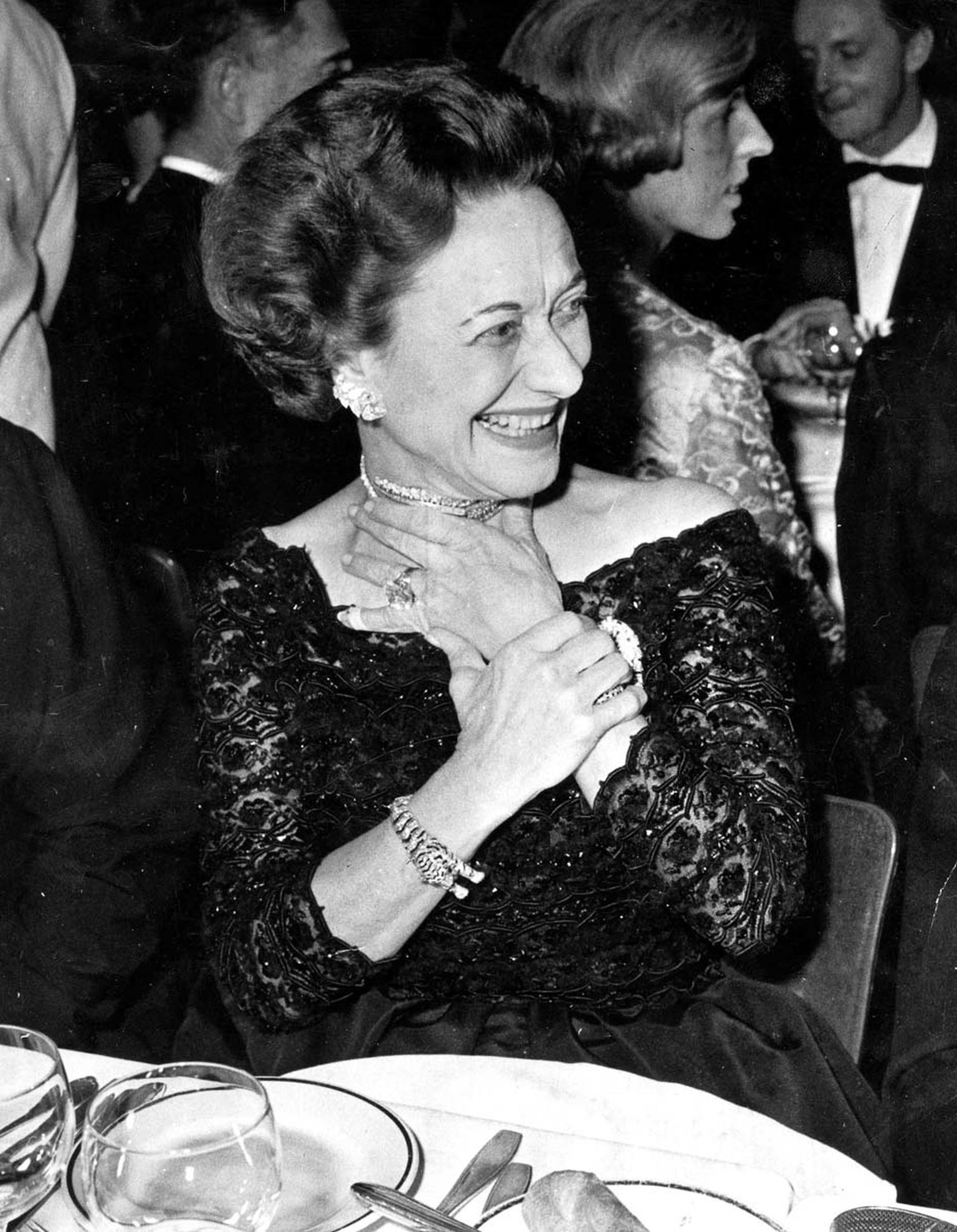 The Duchess of Windsor wearing the Cartier Tiger bracelet during the 1959 Gala opening of the new Lido Revue in Paris. ©Getty Images/Popperfoto.
