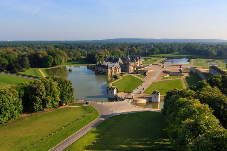 A sunny Sunday in September in the glorious grounds of Chantilly was the perfect backdrop for a day of dressing up in hats and couture and admiring beautiful cars. Image by: Jerome Huyvet.