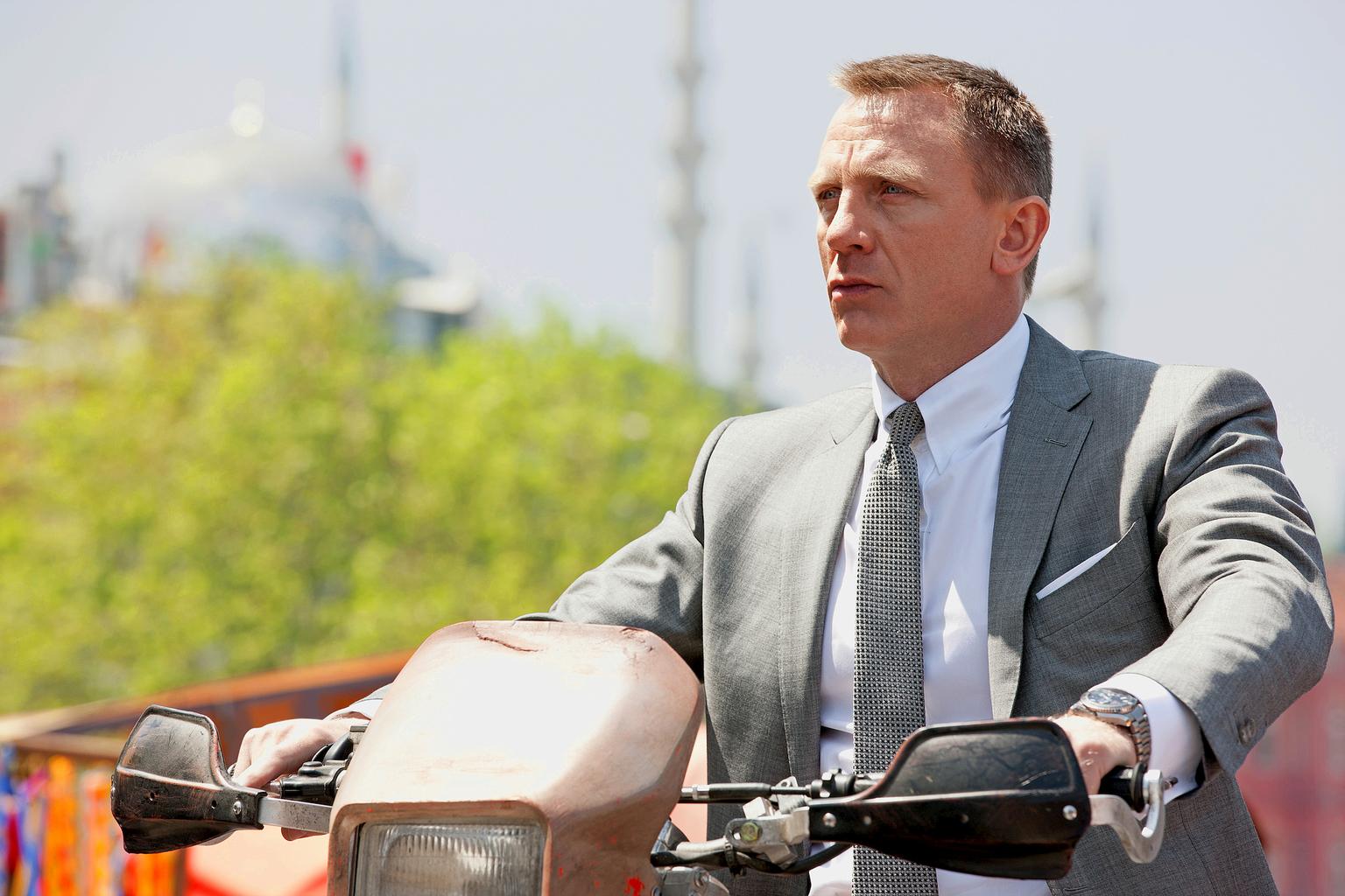 21. 241-20120606_Daniel_Craig_in_SKYFALL_wearing_OMEGA_Seamaster.jpg