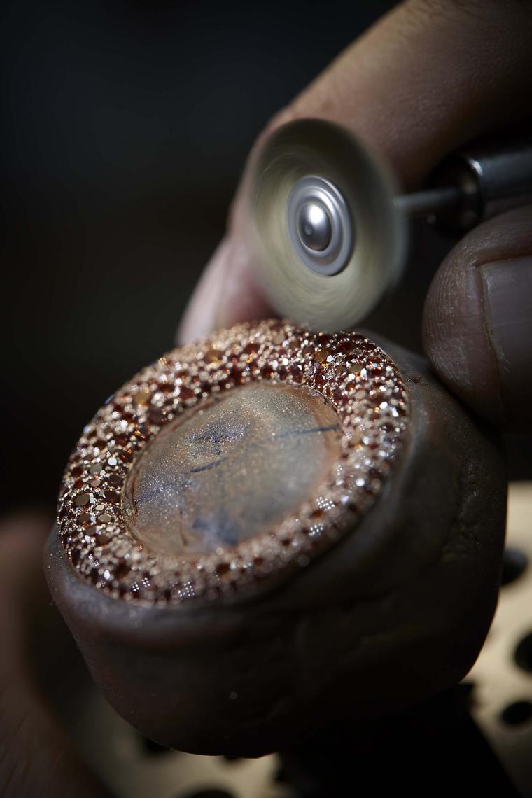 Once the brilliant-cut orange sapphires have been embedded in the gold, the surface is expertly polished.