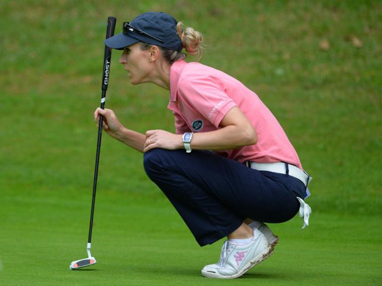 Italian professional golfer Diana Luna on the green wearing her Richard Mille RM 007 Titanium watch.