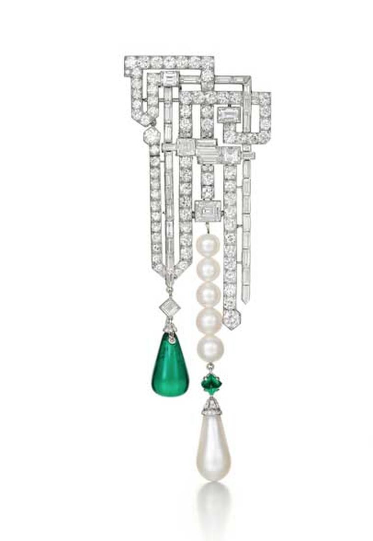 Siegelson brings to Fine Art Asia a very special piece that dates from 1926: a Van Cleef & Arpels diamond, emerald and pearl brooch.