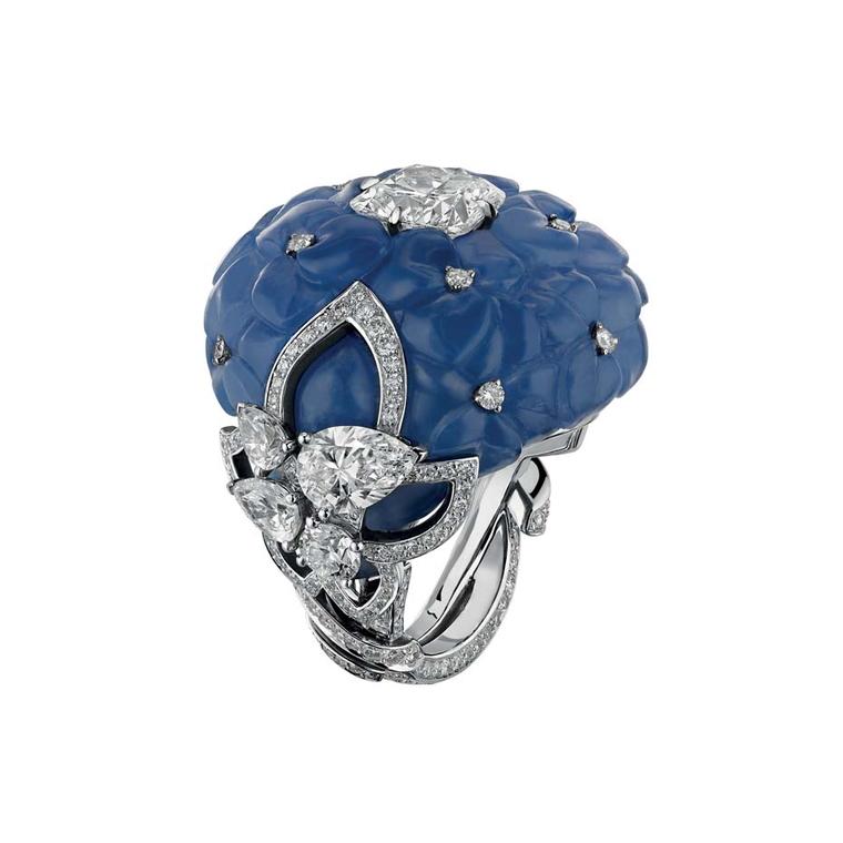 Chaumet Hortensia ring in platinum and carved chalcedony, set with brilliant-cut diamonds and a cushion-cut EIF diamond of 2.51ct.