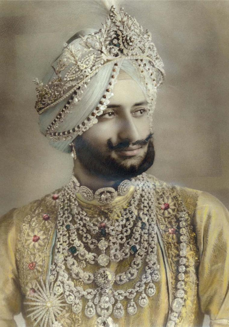 Maharaja Yadavindra Singh, wearing the spectacular bib-style set with almost 1,000 carats of diamonds. The necklace was commissioned by his late father the Maharaja of Patiala who Jacques Cartier met on his first trip to India in 1911 and later gave Carti