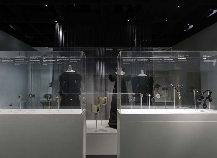 For an intimate experience of Victorian society and its very particular jewelry conventions, visit Death Becomes Her before it closes on 1 February 2015.