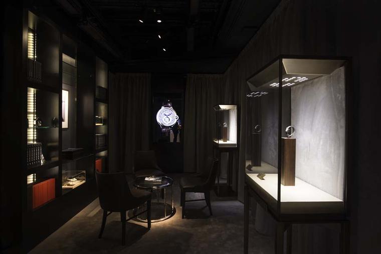 A VIP client area at The Man by Cartier pop-up store in Harrods is a luxurious and snug area in which you can browse a range of watches that span the watchmaking history of Cartier.