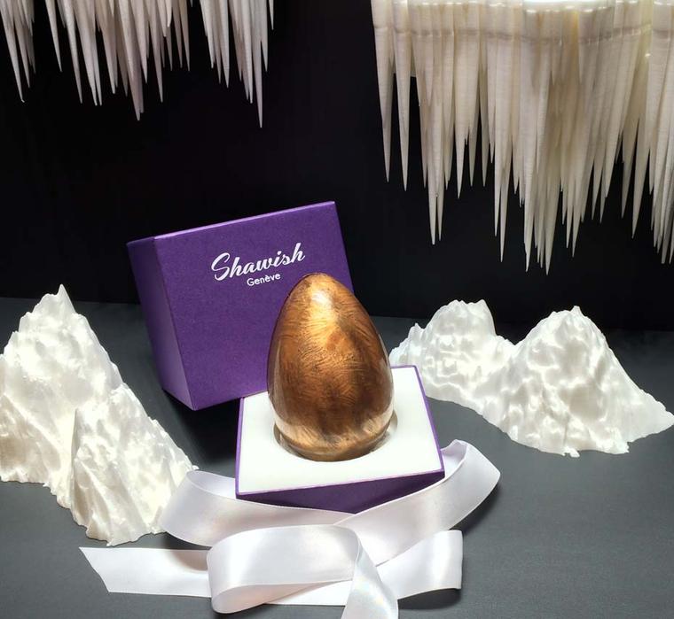 The Shawish Christmas gift is a feast for both the eyes and the palate as a beautiful Shawish jewel is hidden inside an egg made out of 65% black Venezuelan chocolate.