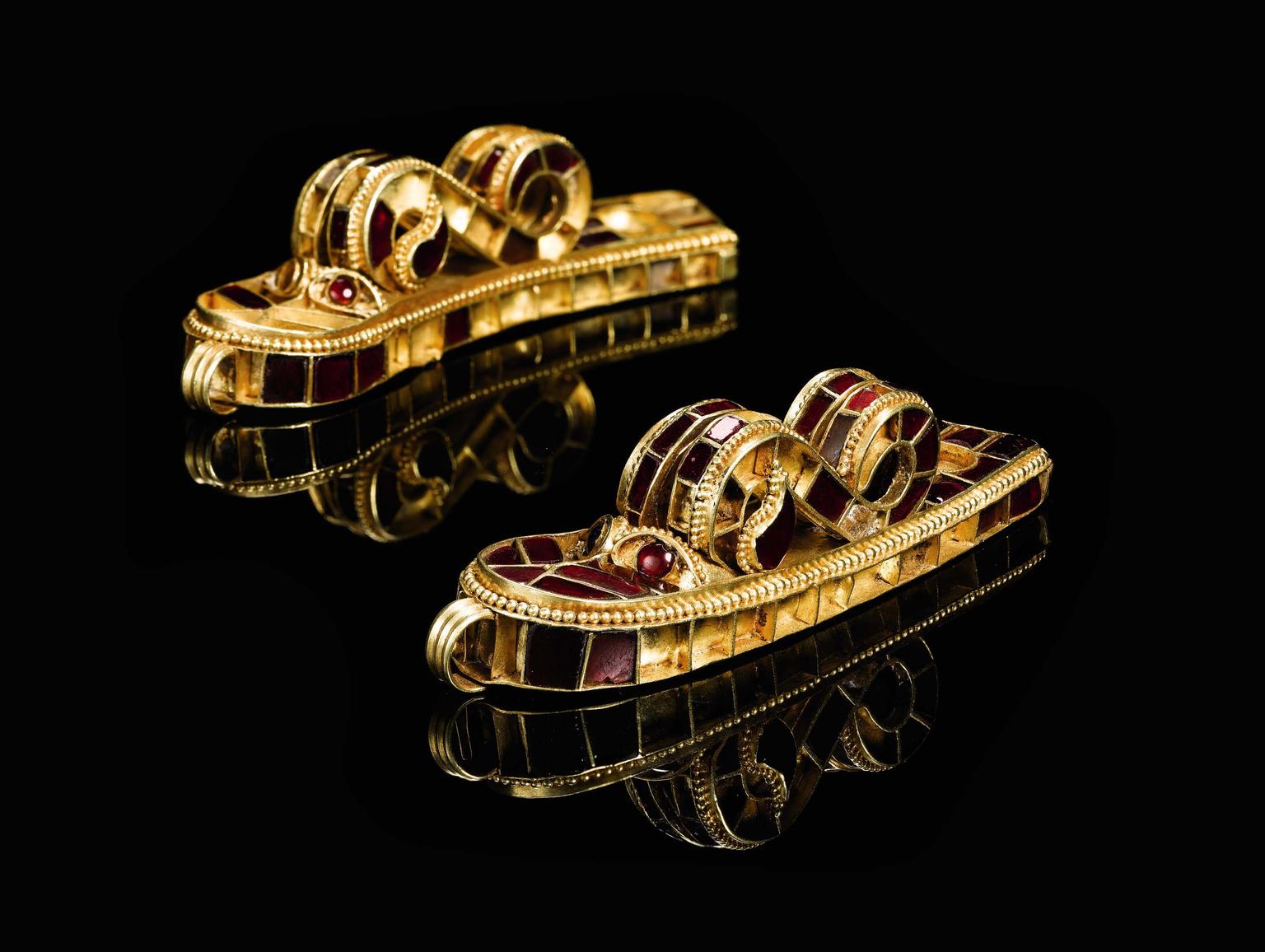 Particularly impressive are the garnet-set cloisonné dragon terminals at each end of the woven gold strap. The design is typical of the Hunnic period, when craftsmen were easily able to access high quality pre-cut garnet stones.