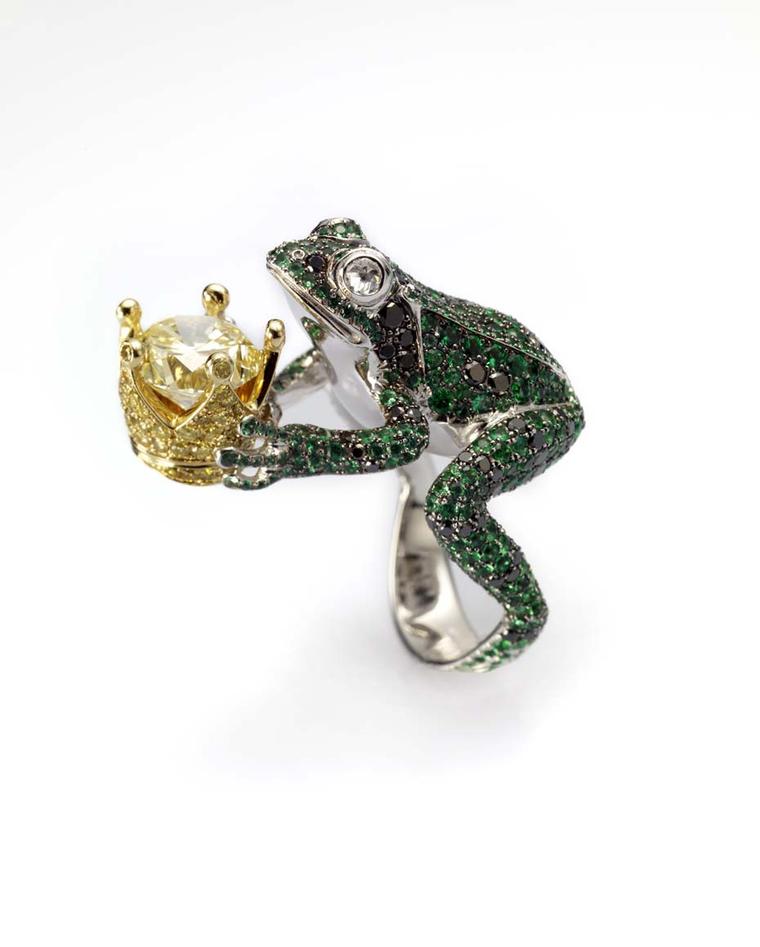 Chopard ring, also from the Animal World collection, featuring a frog in white gold set with emeralds, black diamonds and white diamonds, holding a crown featuring a stunning brilliant-cut yellow diamond surrounded by a pavé of yellow diamonds.