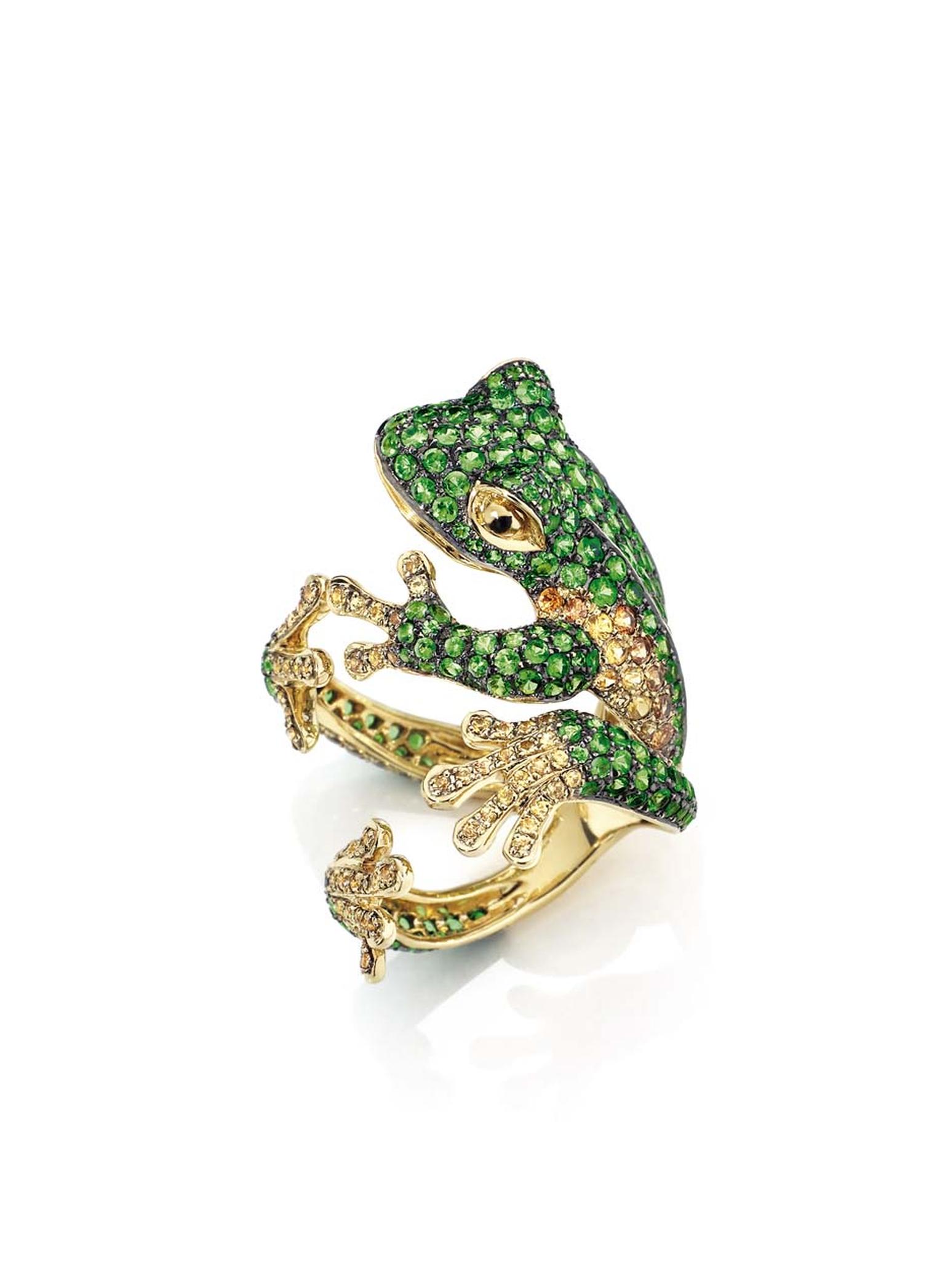 This Morphée Reinette ring in yellow gold, with emeralds and yellow diamonds, perfectly hugs the finger as if a frog has just attached itself to the lucky wearer.