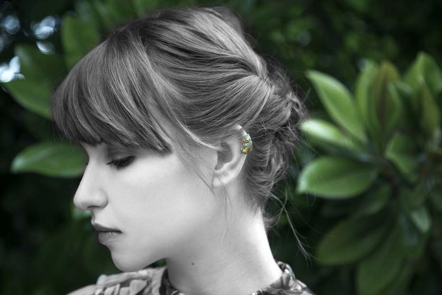 Morphée Reinette ear cuff with emeralds and yellow diamonds.