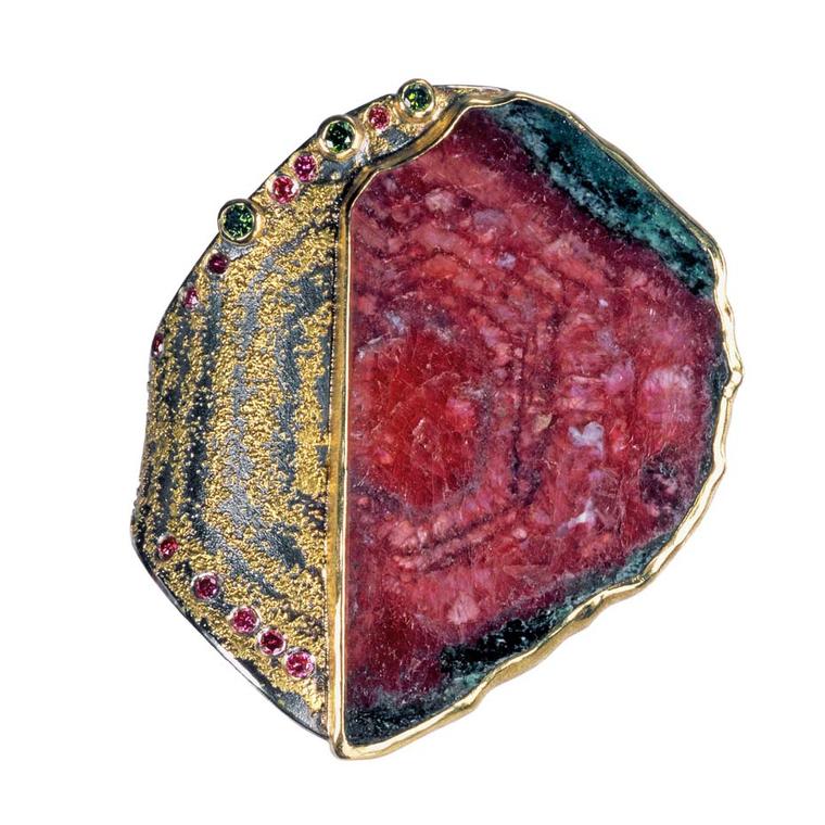 Atelier Zobel ruby ring in gold and silver with a ruby disc, green diamonds and pink diamonds.