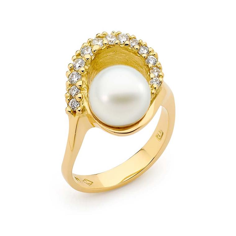 Linneys ring in yellow gold with an Australian South Sea pearl and diamonds.