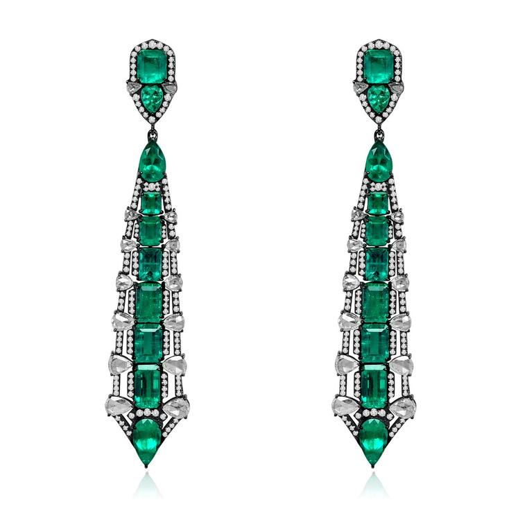 Sutra earrings with emeralds and diamonds in black gold.