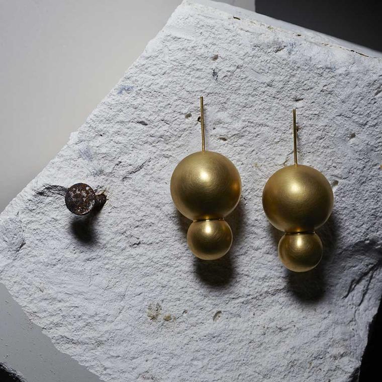 Mara Irsara Doubling Up earrings in yellow gold-plated silver from the Smart collection.
