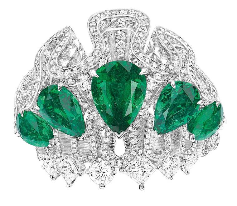 A front view of the Dior Archi Dior Corolle Jour emerald ring.