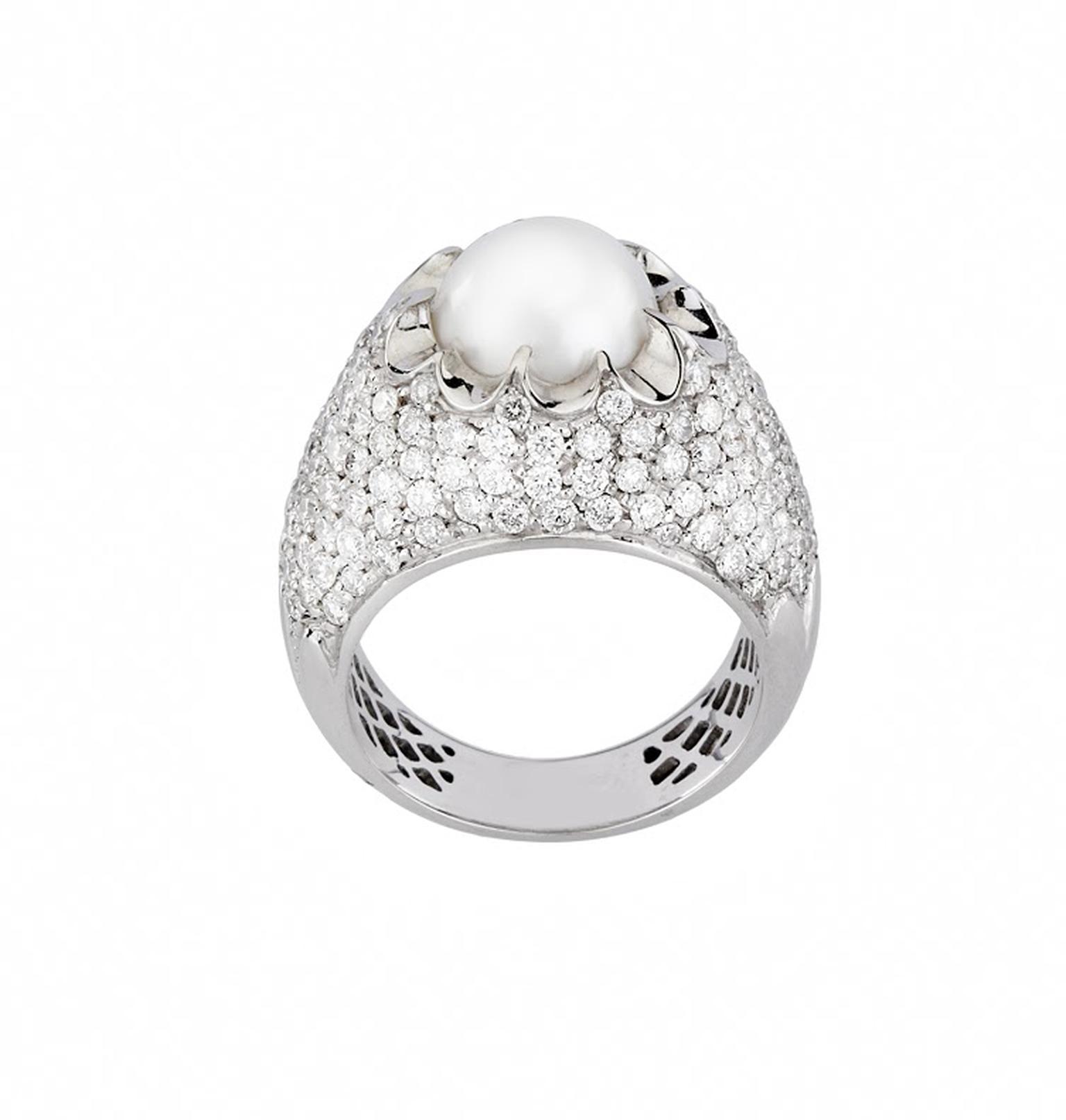 Mimata Corona diamond ring in white gold, set with a South Sea pearl, from the Stars collection.