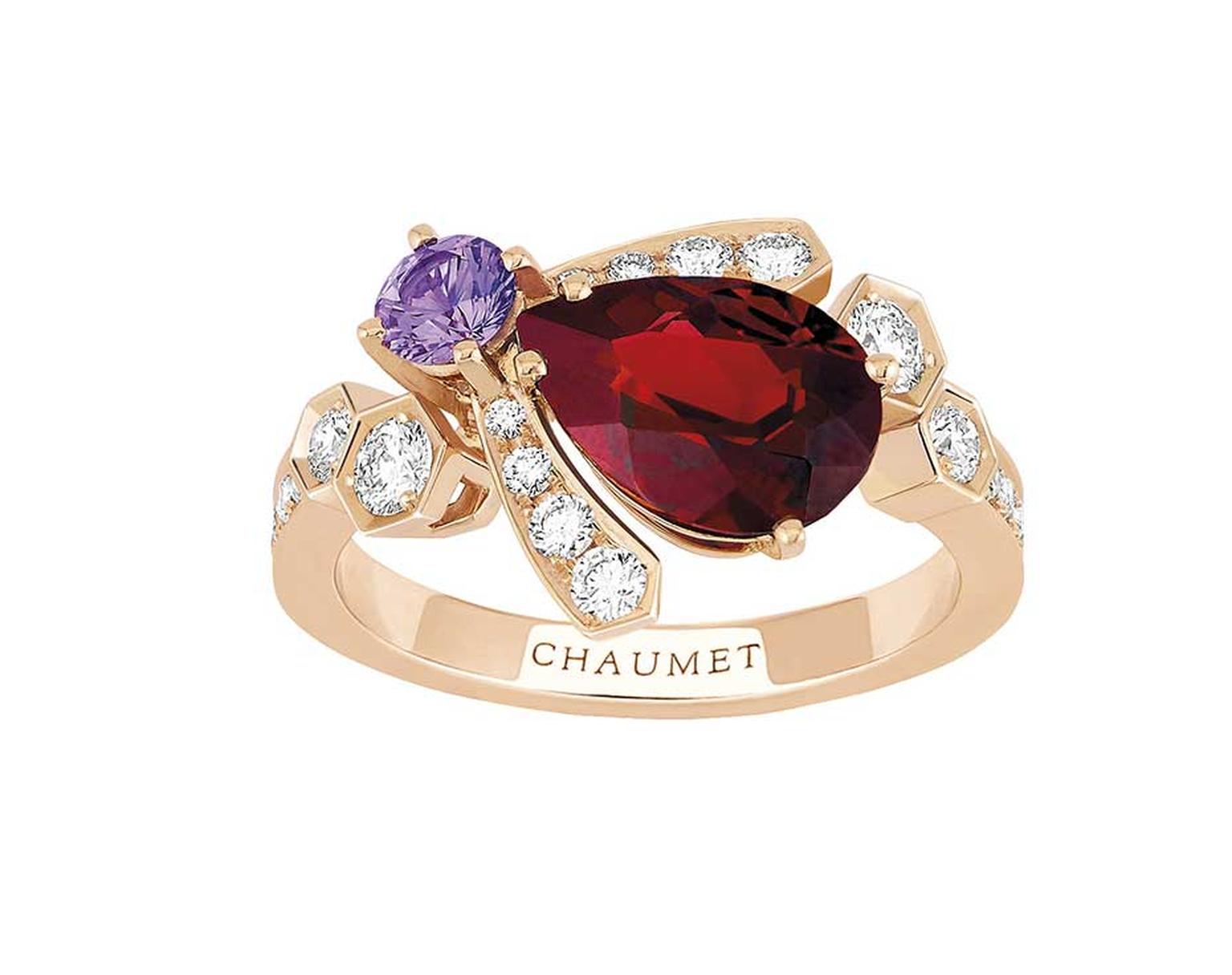 Chaumet ring in pink gold from the Bee My Love collection, set with a pyrope garnet, sapphire and diamonds.