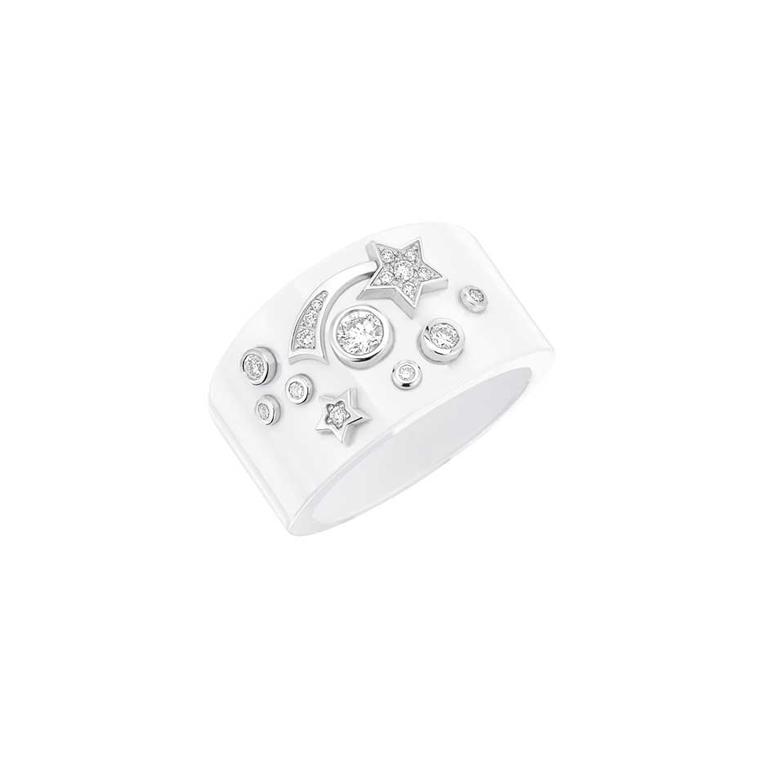 Chanel Cosmique ring in white ceramic and white gold set with brilliant-cut diamonds.