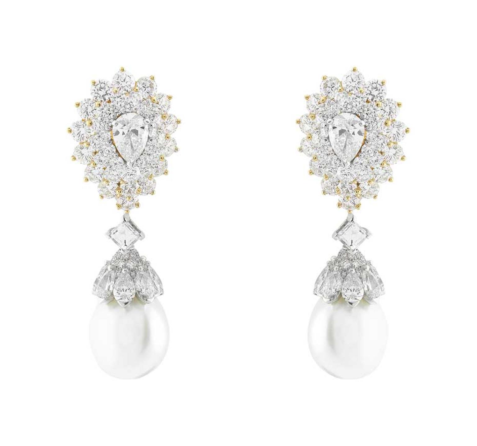 The Van Cleef & Arpels earrings from the Pierres de Caractère - Variations collection, featuring cultured pearls and diamonds set in white and yellow gold, worn by Felicity Jones on the red carpet at the SAG Awards 2015.
