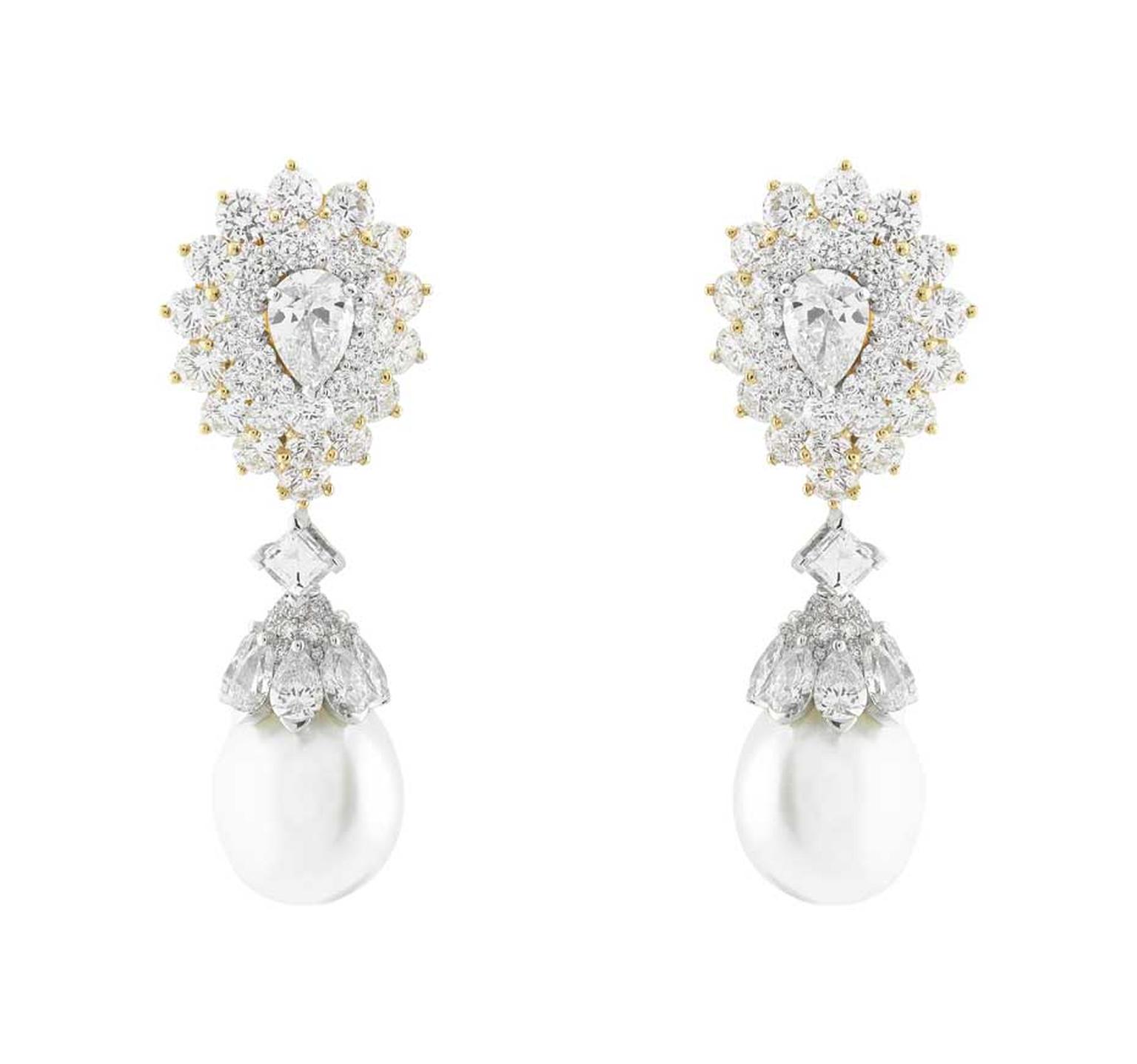 The Van Cleef & Arpels earrings from the Pierres de Caractère - Variations collection, featuring cultured pearls and diamonds set in white and yellow gold, worn by Felicity Jones on the red carpet at the SAG Awards 2015.