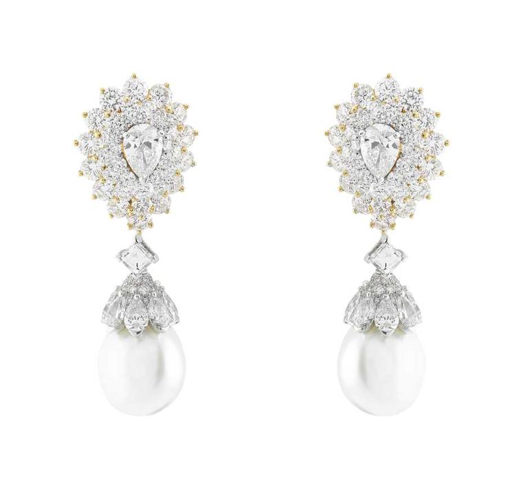 The Van Cleef & Arpels earrings from the Pierres de Caractère - Variations collection, featuring cultured pearls and diamonds set in white and yellow gold, worn by Felicity Jones on the red carpet at the SAG Awards 2015.