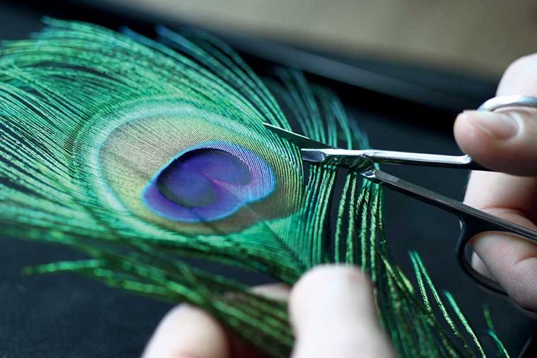 The feathers are rigorously sorted and chosen for their stability, their density and their finesse, before being cleaned, steam-stabilized and re-cut by hand.