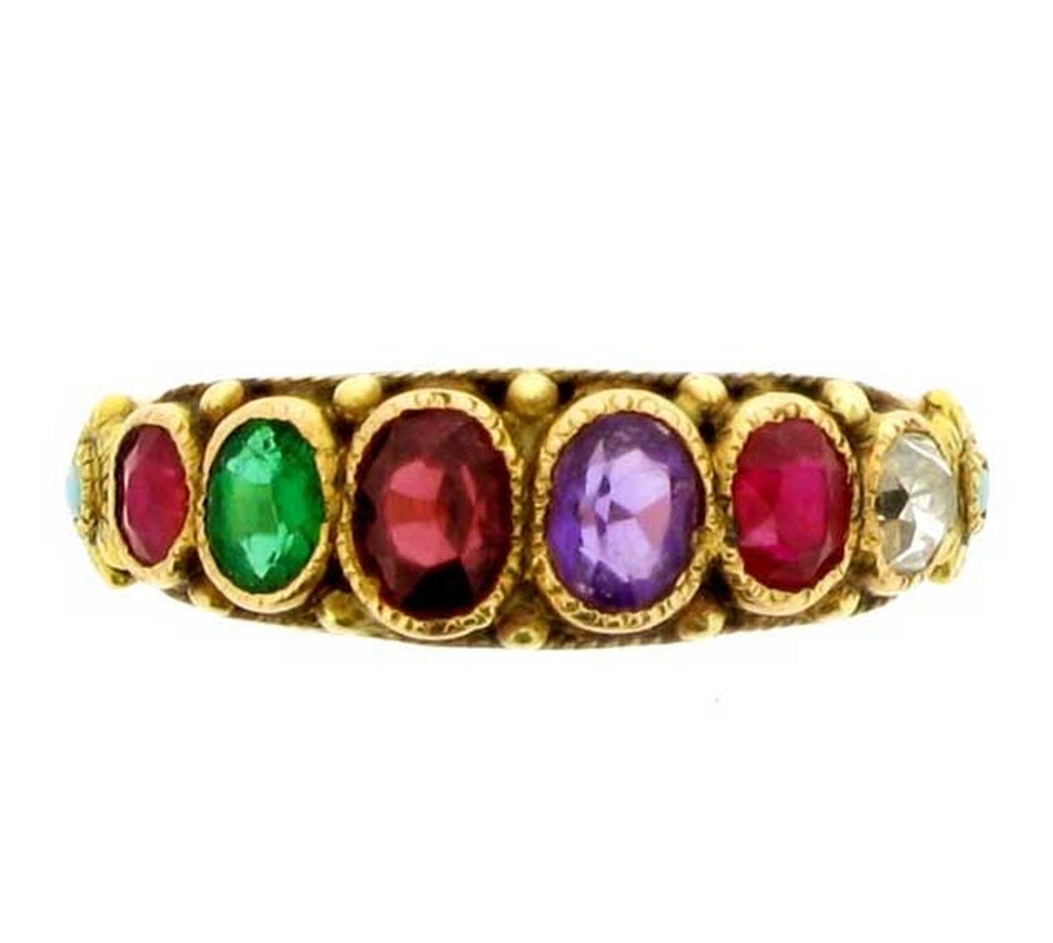 This antique Regard ring in yellow gold is set with a ruby