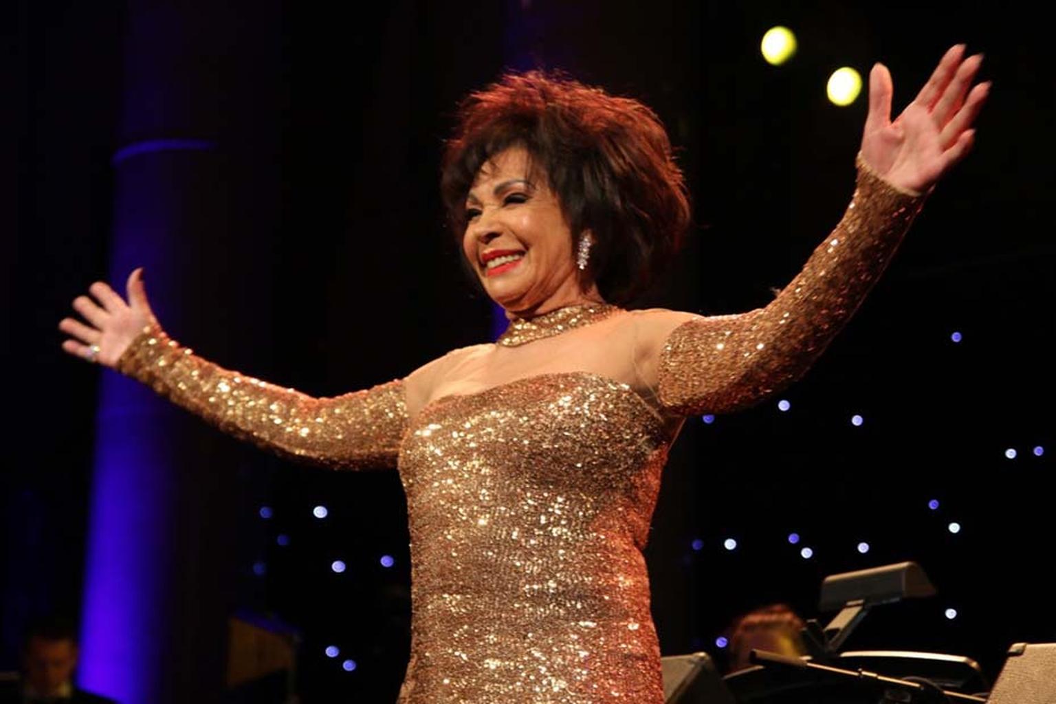 Dame Shirley Bassey wowed the audience at the amfAR Gala, sponsored by Harry Winston, with a stunning rendition of "Diamonds are Forever". The perfect accompaniment to her choice of accessories, which included a Harry Winston 12 carat diamond Carpet Ring 