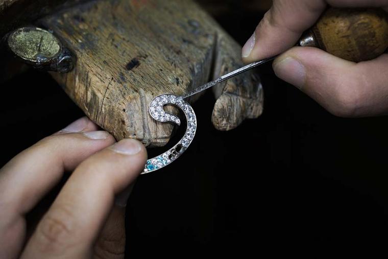 Highly specialised jewellers at Van Cleef & Arpels set the diamonds and Paraiba-like tourmalines in the white gold structure to simulate a spurt of water.