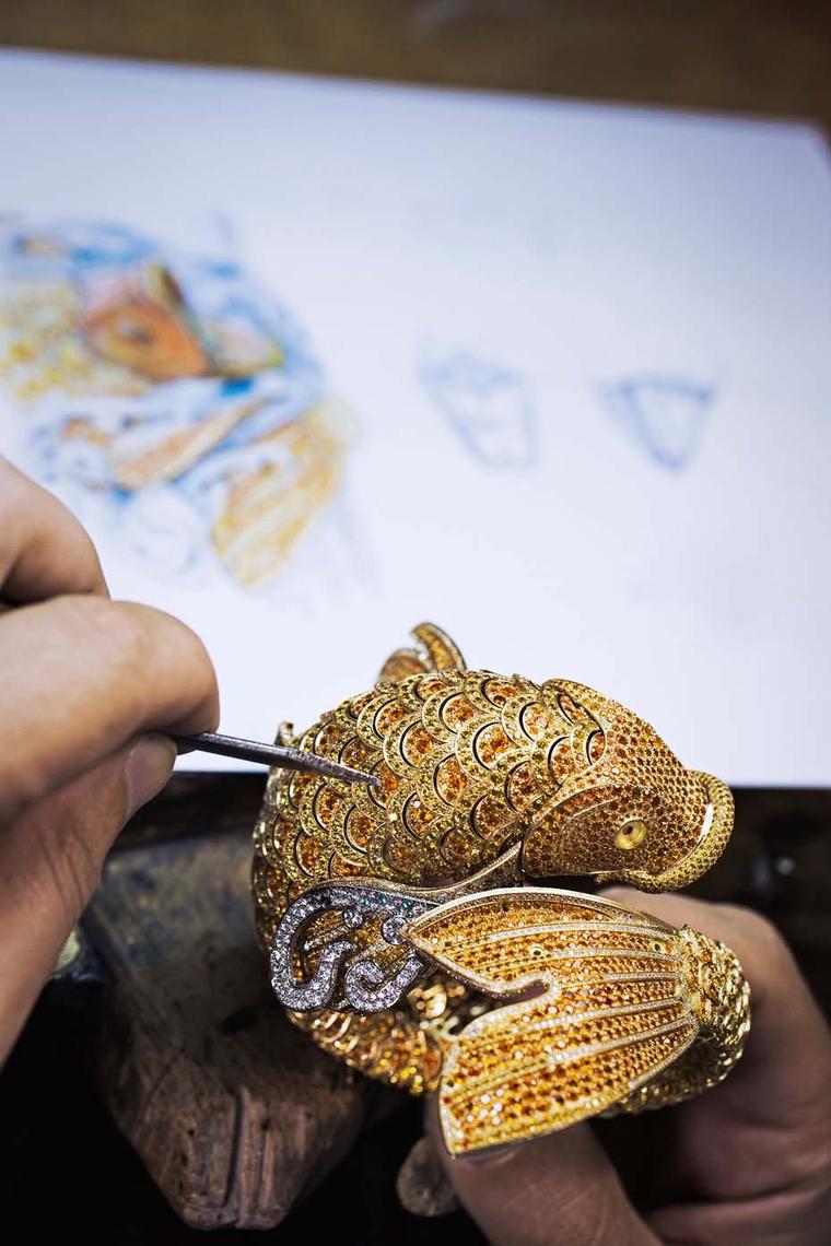 The coiled Carpe Koï bracelet watch is unfastened by pressing on the carp's tail.