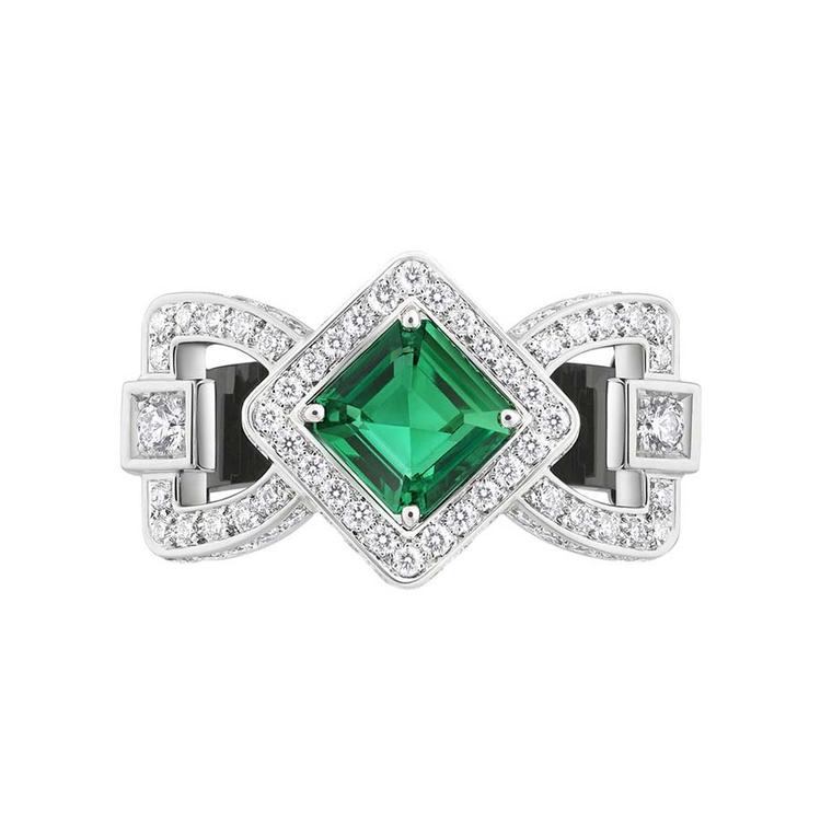 Louis Vuitton's African emerald ring in white gold with onyx and diamonds, from the Chain Attraction collection.