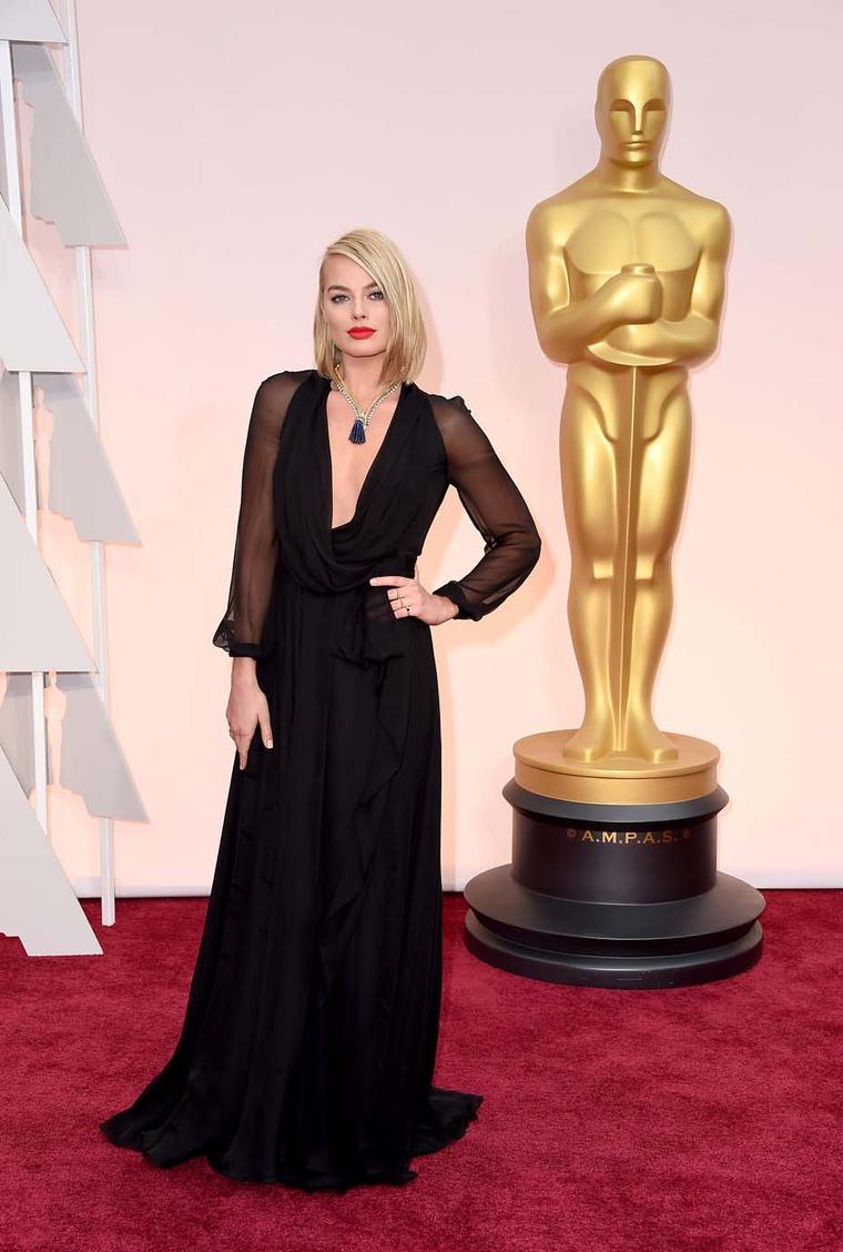 Actress Margot Robbie added some old-school Hollywood glamour to her black gown by choosing one of Van Cleef & Arpels' most iconic jewels. The vintage-style Zip necklace was originally designed for the Duchess of Windsor in the 1950s.