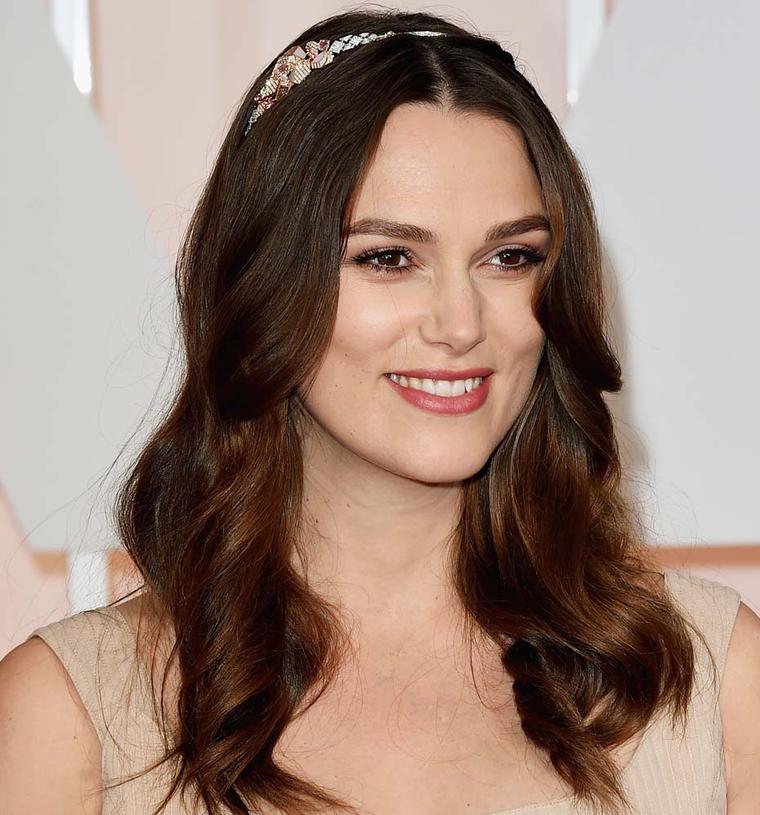 Actress Keira Knightley wore her red carpet jewelry in her hair at the Oscars, opting for this beautiful Chanel Café Society Sunset headband, which sparkled with pretty sunset orange Padparadscha and pink sapphires, pink opals and diamonds.