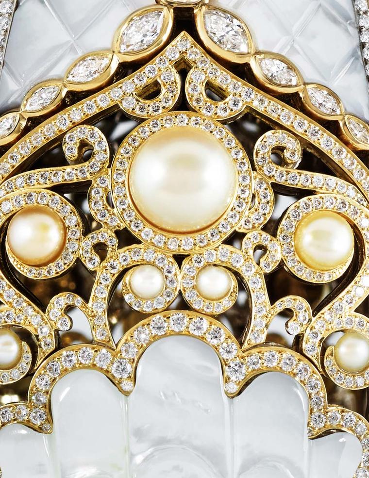 The Fabergé Pearl Egg, which was unveiled at the DJWE, draws inspiration from the formation of a pearl within an oyster. The egg’s painstakingly crafted, mother-of-pearl exterior opens to reveal a unique grey pearl, sourced from the Arabian Gulf.