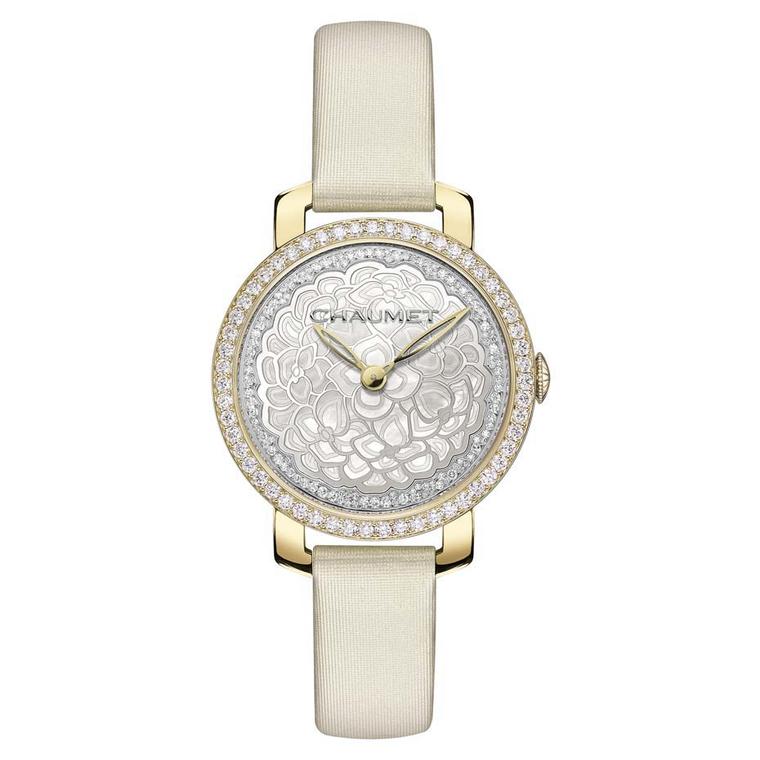 Chaumet Hortensia 31mm watch in yellow gold with a central hydrangea flower crafted in mother-of-pearl is powered by a reliable Swiss quartz movement.